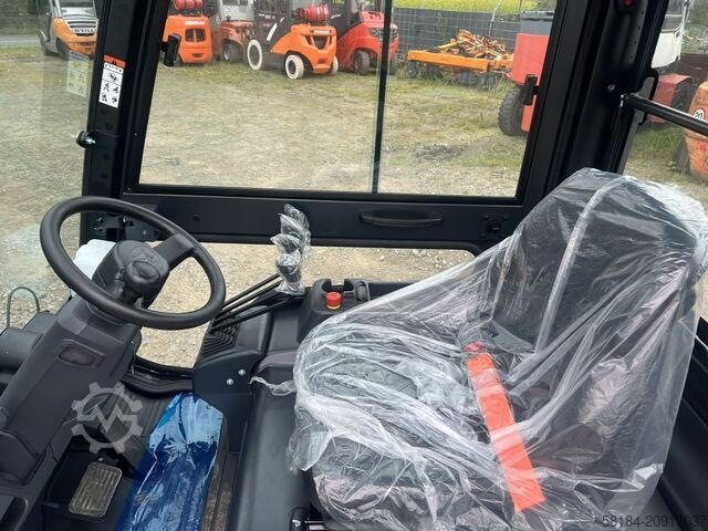 Electric 4-wheel forklift Bobcat B25NS