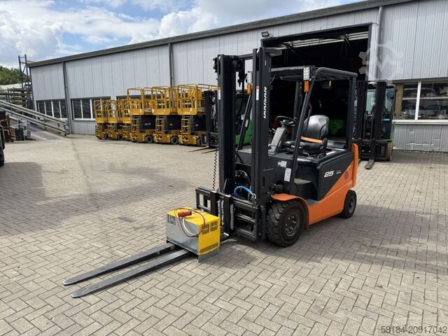 Electric 4-wheel forklift Doosan B25NS