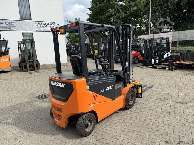 Electric 4-wheel forklift Doosan B25NS