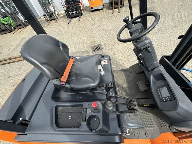 Electric 4-wheel forklift Doosan B25NS