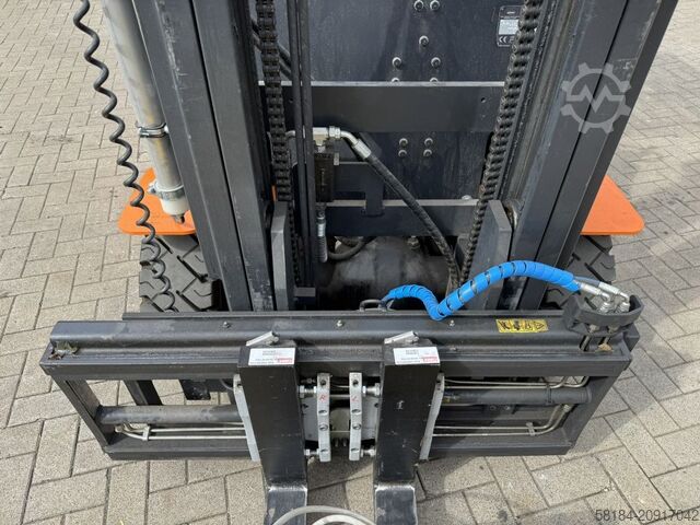 Electric 4-wheel forklift Doosan B25NS