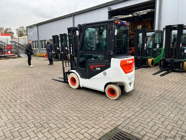 Electric 4-wheel forklift Bobcat B25NS