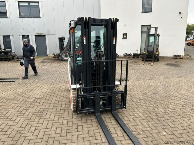 Electric 4-wheel forklift Bobcat B25NS