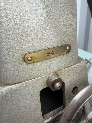 PFAFF 28-9 Cylinder-arm leather sewing machine 380V PFAFF 28-9 Maszyna do szycia skóry ramię cylindryczne 380V PFAFF 28-9 Maszyna do szycia skóry ramię cylindryczne 380V