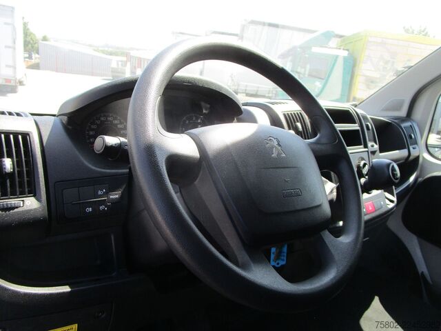 Box van PEUGEOT Boxer  2.0L 130PS*3-Achser+Türen+Rampe hinten*