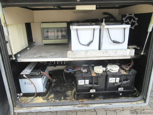 Box truck MERCEDES-BENZ 917 A 4x4 Allrad Einzelbereift 6m Koffer Klima