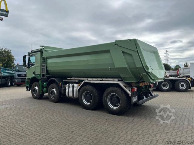 Tipper truck MERCEDES-BENZ Arocs 3243 8x4 4 Achs Muldenkipper 18 m³, deutsc