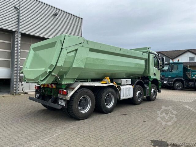 Tipper truck MERCEDES-BENZ Arocs 3243 8x4 4 Achs Muldenkipper 18 m³, deutsc