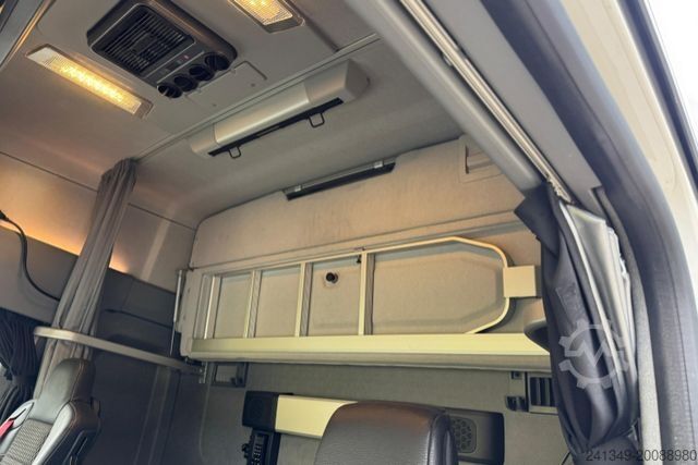 Standard tractor unit RENAULT T520 6x2 70.000KG