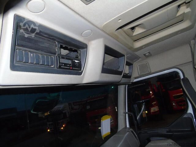 Tipper Renault Kerax 410DXI + 8X4 + MANUAL + SPRING
