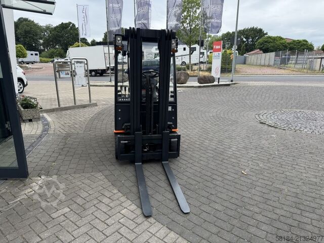 Electric 3-wheel forklift Doosan B15T-5