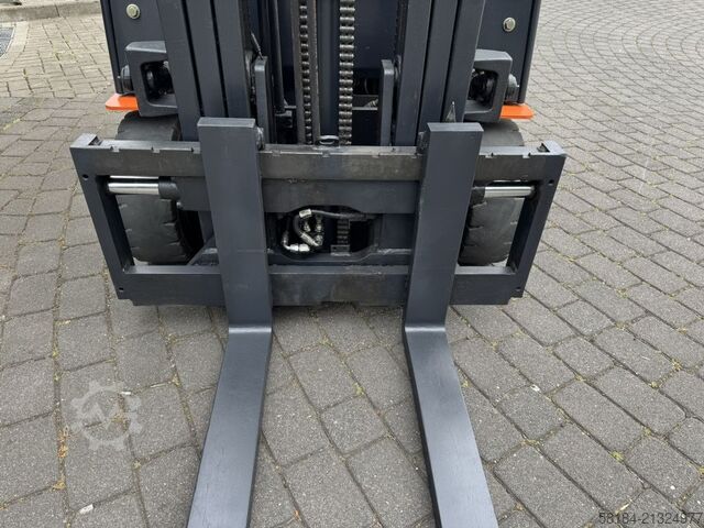 Electric 3-wheel forklift Doosan B15T-5