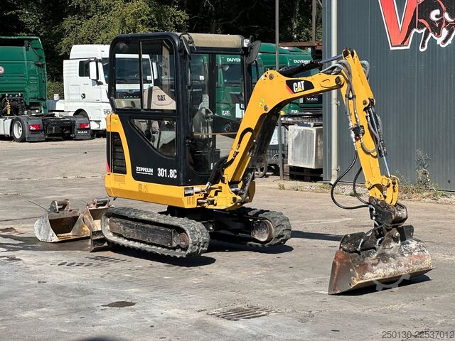 Minibagger CATERPILLAR 301.8C Gummikette / 2 Löffel / Schwenkschaufel