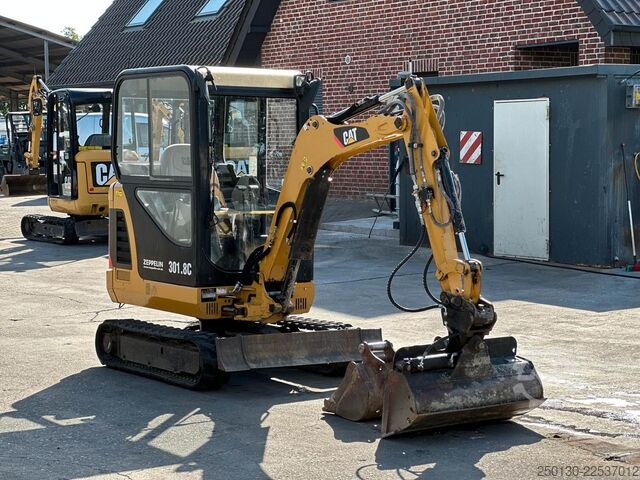Minibagger CATERPILLAR 301.8C Gummikette / 2 Löffel / Schwenkschaufel