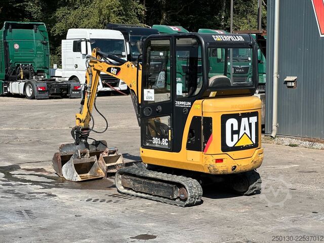 Minibagger CATERPILLAR 301.8C Gummikette / 2 Löffel / Schwenkschaufel