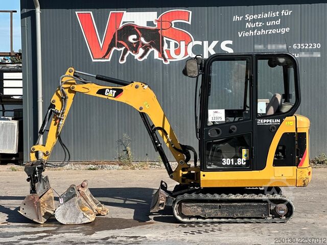 Minibagger CATERPILLAR 301.8C Gummikette / 2 Löffel / Schwenkschaufel