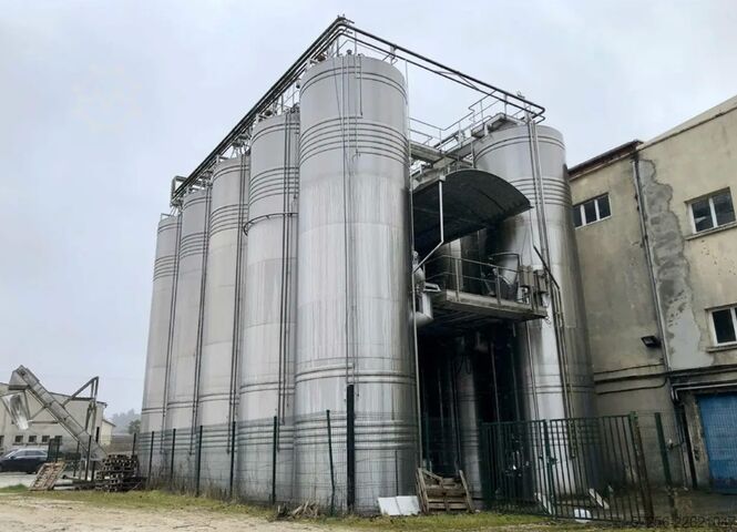 Storage tank 90m³ stainless steel tank with heating and a robust funnel