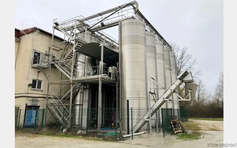 Storage tank 90m³ stainless steel tank with heating and a robust funnel
