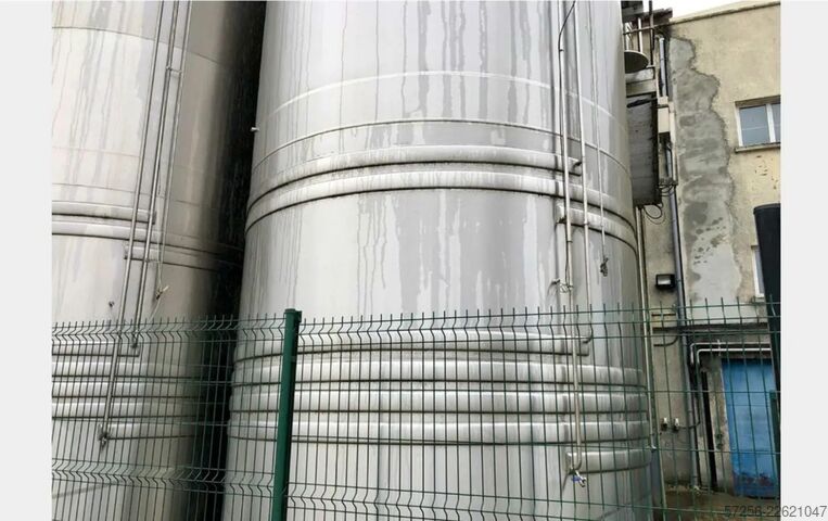 Storage tank 90m³ stainless steel tank with heating and a robust funnel