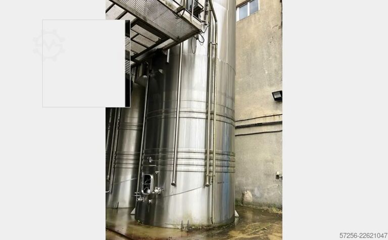 Storage tank 90m³ stainless steel tank with heating and a robust funnel