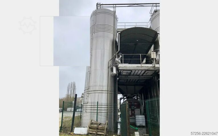 Storage tank 90m³ stainless steel tank with heating and a robust funnel