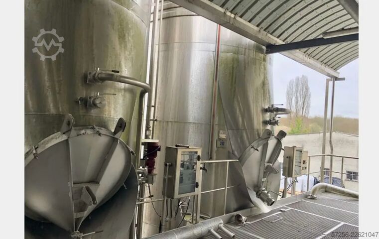 Storage tank 90m³ stainless steel tank with heating and a robust funnel