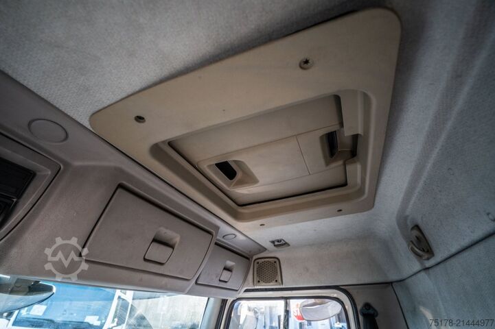 Refrigerated/freezer transport VOLVO FLH 290 +CARRIER