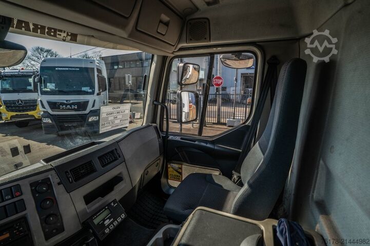 Refrigerated/freezer transport VOLVO FLH 290 +CARRIER