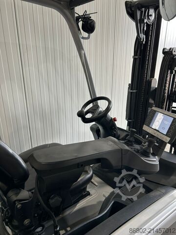 Electric forklift with fork positioner Still RX20-16