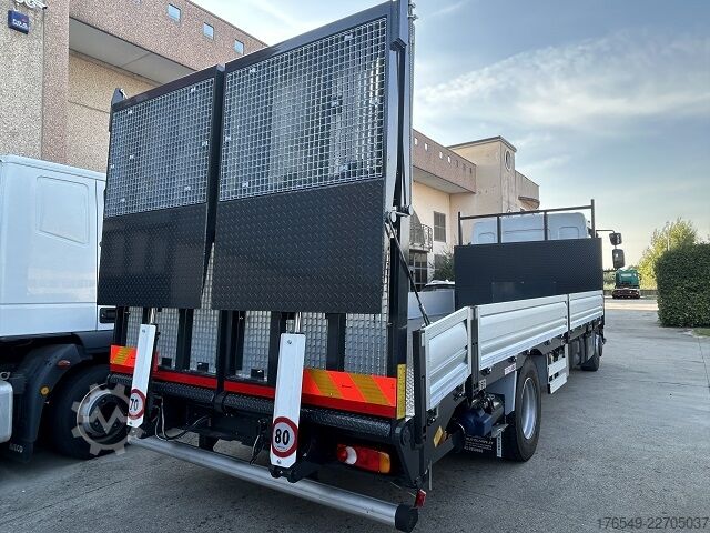 Pritsche mit Rampen für den Fahrzeugtransport Renault D16-240