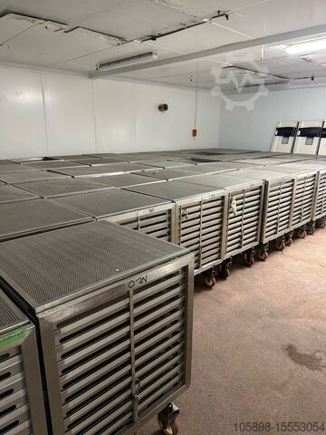 Wagen und Tabletts für Retorten mit 1300 mm Durchmesser Steriflow Retort trolleys and trays