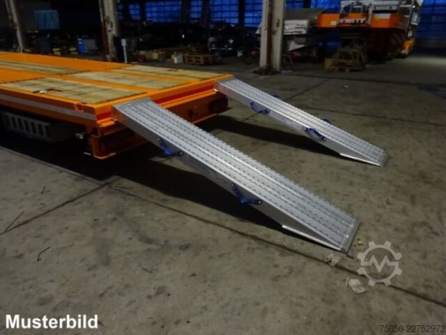 Low loader semitrailer Möslein ST 3 Plato 8,7  3 Achs Satteltieflader Plato 45 t GGfür Fertigteile, Baumaschinen