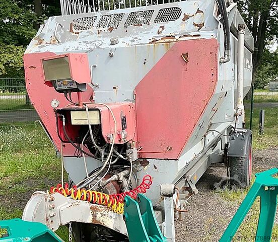 Feed Mixer Wagon Walker Merkur 12