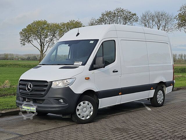 High-roof van MERCEDES-BENZ SPRINTER 317 L2H2 Mbux Navi RWD!