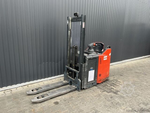 Stand-on stacker Linde D12SP
