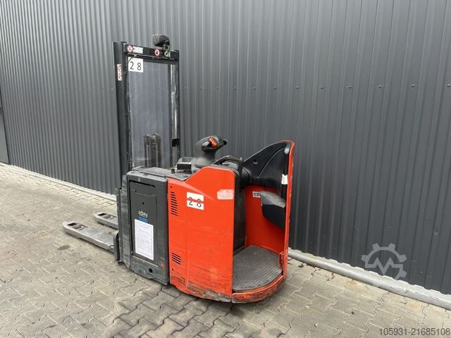 Stand-on stacker Linde D12SP