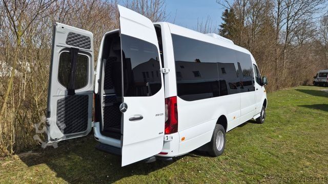 Kleinbus MERCEDES-BENZ 519  Allrad 4 x 4 Lagerfahrzeug Stock 20 Sitzer