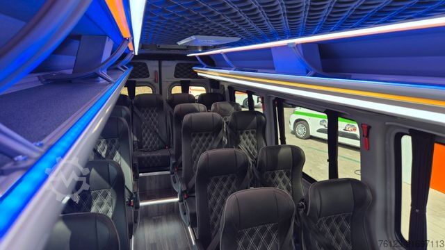 Kleinbus MERCEDES-BENZ 519  Allrad 4 x 4 Lagerfahrzeug Stock 20 Sitzer