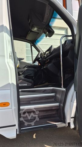 Kleinbus MERCEDES-BENZ 519  Allrad 4 x 4 Lagerfahrzeug Stock 20 Sitzer