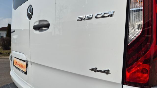 Kleinbus MERCEDES-BENZ 519  Allrad 4 x 4 Lagerfahrzeug Stock 20 Sitzer