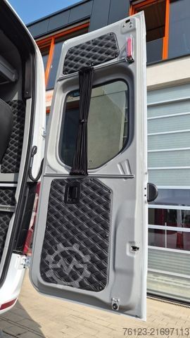 Kleinbus MERCEDES-BENZ 519  Allrad 4 x 4 Lagerfahrzeug Stock 20 Sitzer