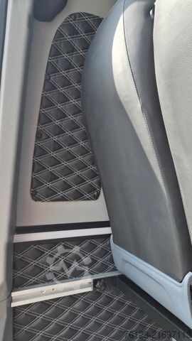 Kleinbus MERCEDES-BENZ 519  Allrad 4 x 4 Lagerfahrzeug Stock 20 Sitzer