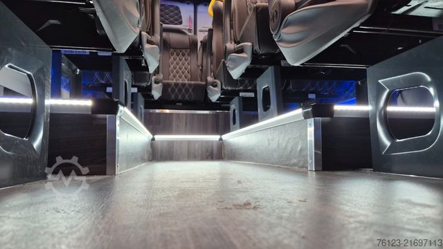 Kleinbus MERCEDES-BENZ 519  Allrad 4 x 4 Lagerfahrzeug Stock 20 Sitzer