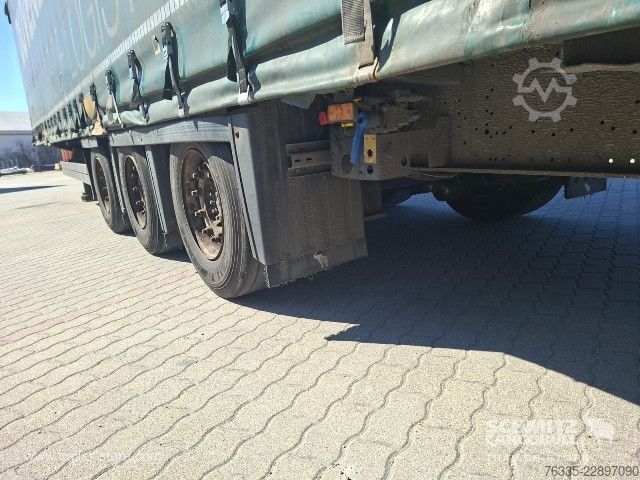 Auflieger mit Pritsche & Plane Schmitz Cargobull Curtainsider Mega