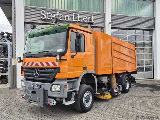 Kehrmaschine MERCEDES-BENZ Actros 2032 A 4x4 Bucher STKF 9500 Airport 30x