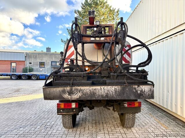 Customized van UNIMOG U400 mit Breining U2000 Bitumenspritze + Besen