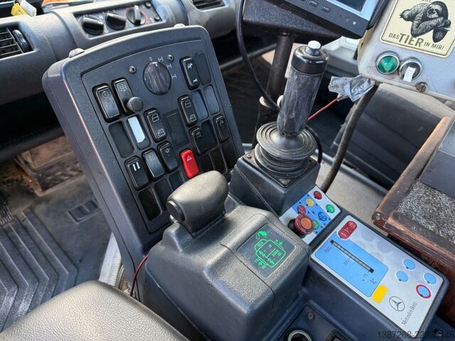 Customized van UNIMOG U400 mit Breining U2000 Bitumenspritze + Besen