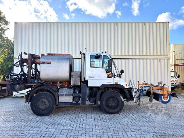 Asphalt mixing plant Unimog U400 mit Bitumspritze Breining + Besen