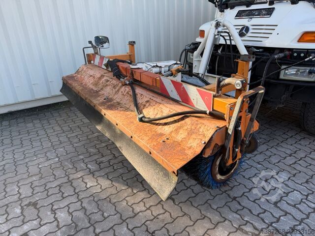 Asphalt mixing plant Unimog U400 mit Bitumspritze Breining + Besen