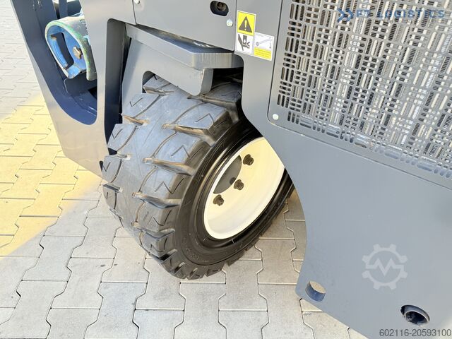 Four-way forklift Combilift CB4000 GAS TRIPLEX 5200 POSITIONER